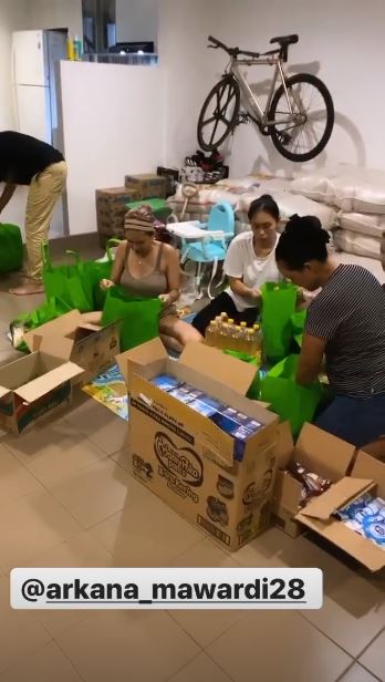 Anak bungsu ultah ke-1, ini 8 potret Nikita Mirzani bagi sembako