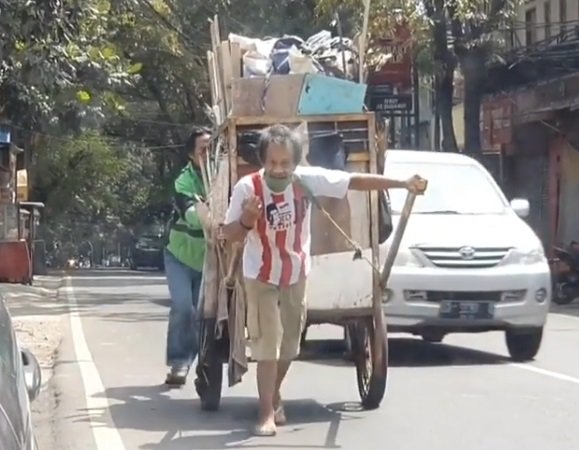 Momen haru driver ojek online bantu dorong gerobak pemulung