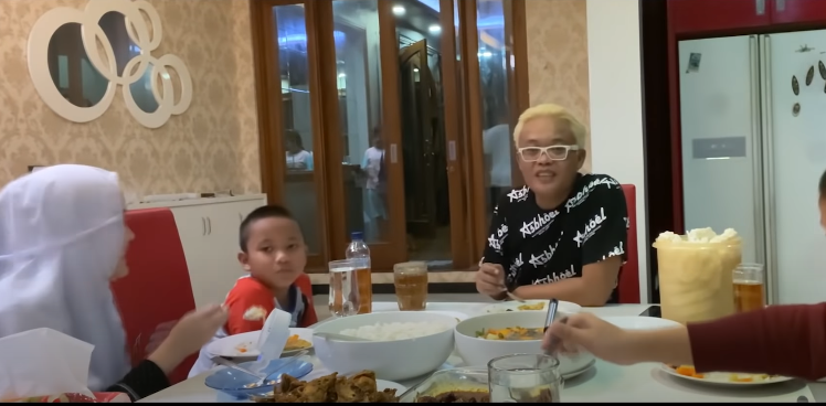 10 Momen Sule sahur bareng keluarga di rumah, menanti 12 tahun