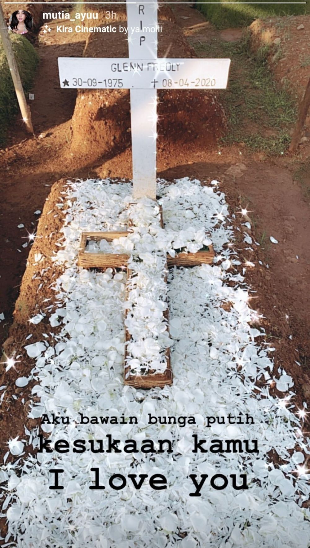 Momen Mutia Ayu ziarah ke makam Glenn Fredly, penuh ketegaran