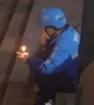 Momen haru kurir makanan dapat kejutan kue ultah dari pelanggan