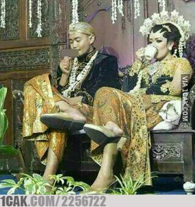 10 Gaya nyeleneh pengantin waktu difoto ini bikin tepuk jidat