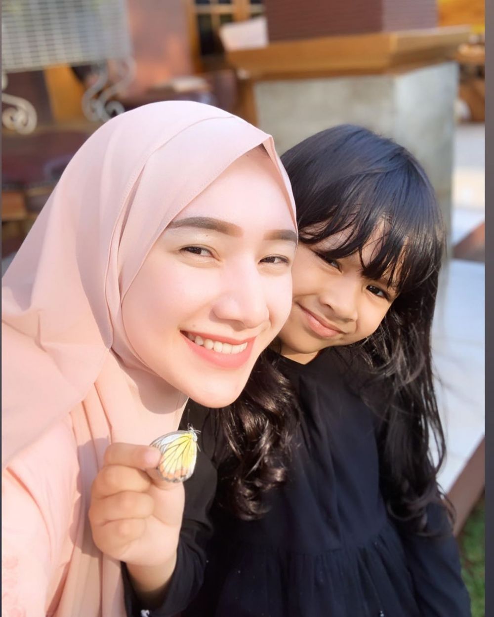 Pesona 5 seleb cantik yang jadi istri ustaz