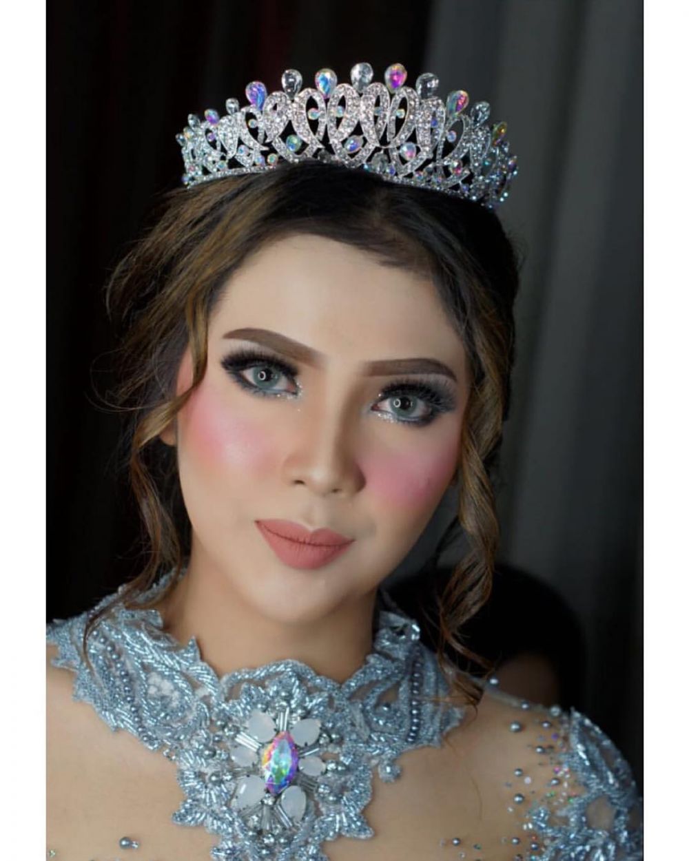 Biasa natural, 9 potret Raya Kitty bermakeup tebal ini manglingi