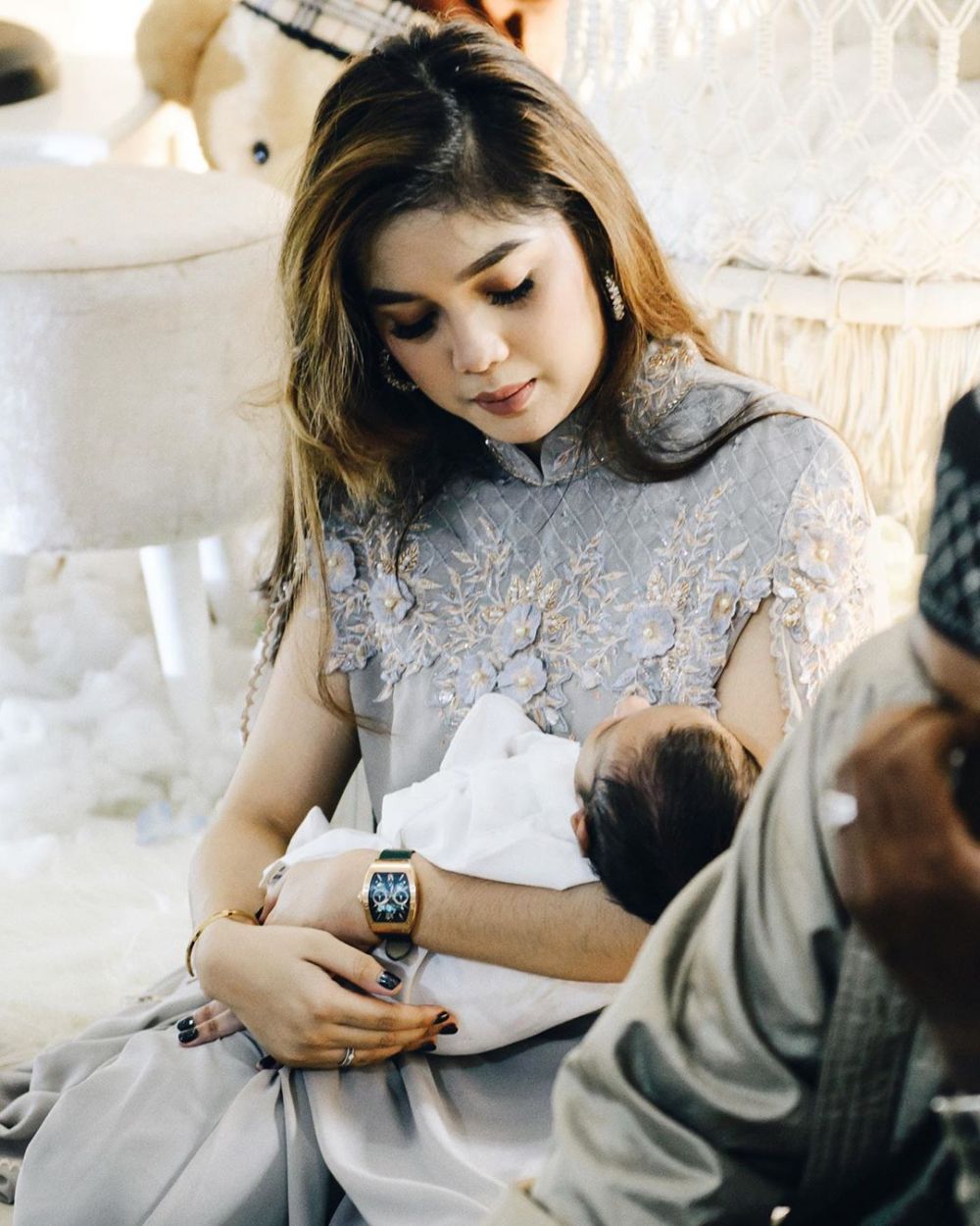 Biasa natural, 9 potret Raya Kitty bermakeup tebal ini manglingi