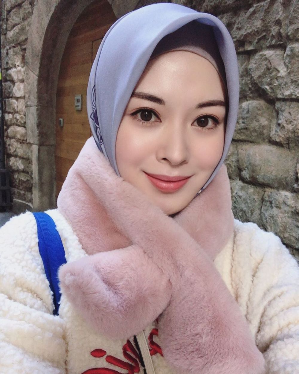 8 Potret Seleb Cantik Korea Pakai Hijab Bikin Adem