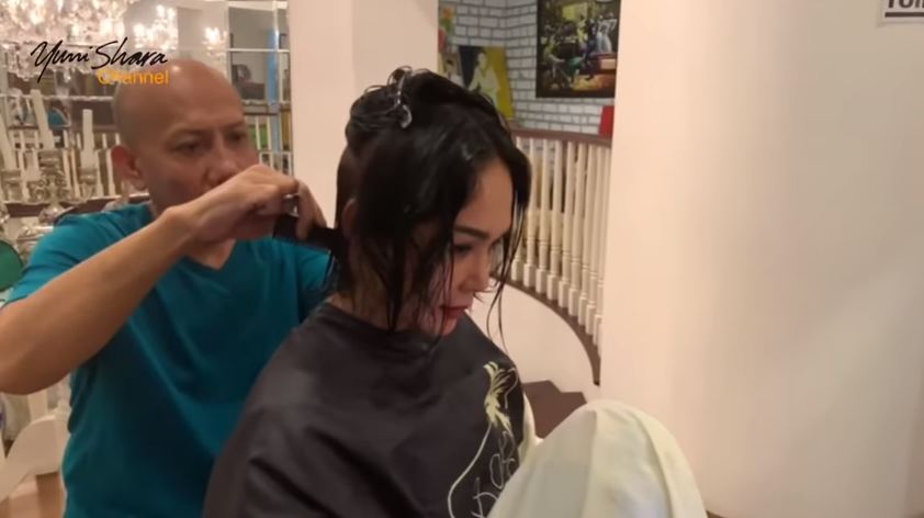 8 Momen Yuni  Shara  potong rambut  di rumah hasilnya tuai 