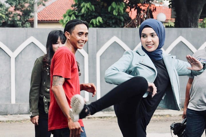 10 Potret Raya Kitty kenakan hijab ini manglingi, tuai pujian