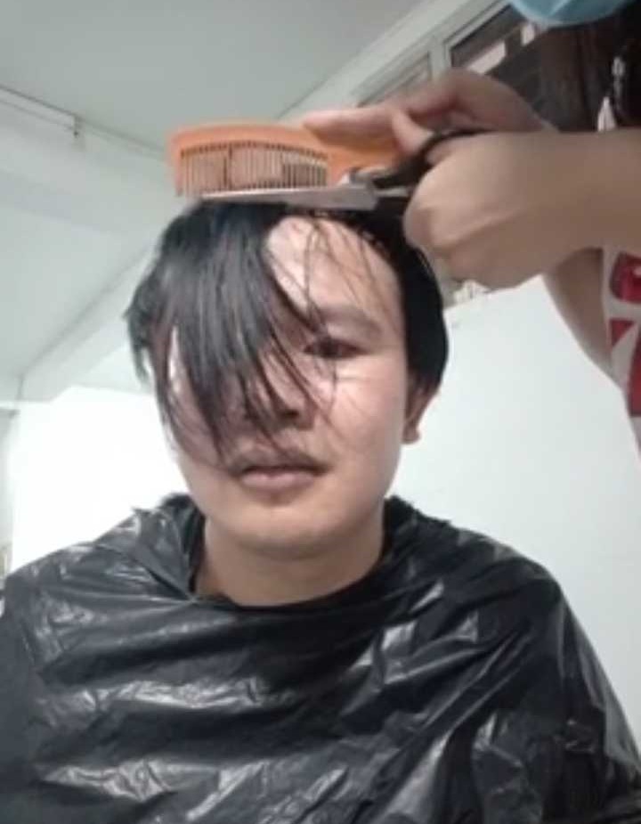 Aksi pria cukur rambut model payung, jadi hiburan warganet