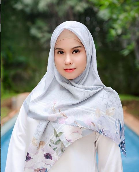 6 Potret Annisa Pohan tampil berhijab, gayanya memesona