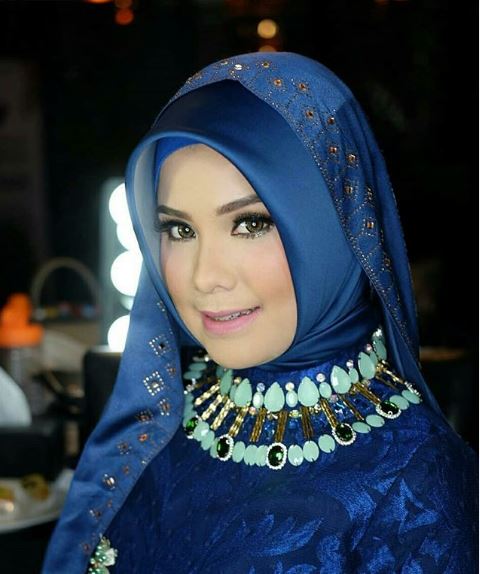 6 Potret Annisa Pohan tampil berhijab, gayanya memesona