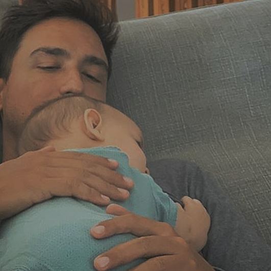 9 Potret manis Hamish Daud asuh baby Zalina, luwes banget