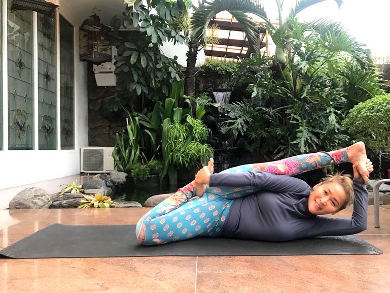 10 Pose yoga ala Inul Daratista, tetap sehat meski di rumah