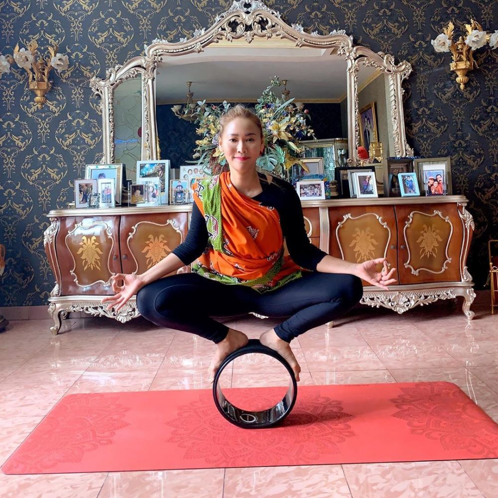 10 Pose yoga ala Inul Daratista, tetap sehat meski di rumah