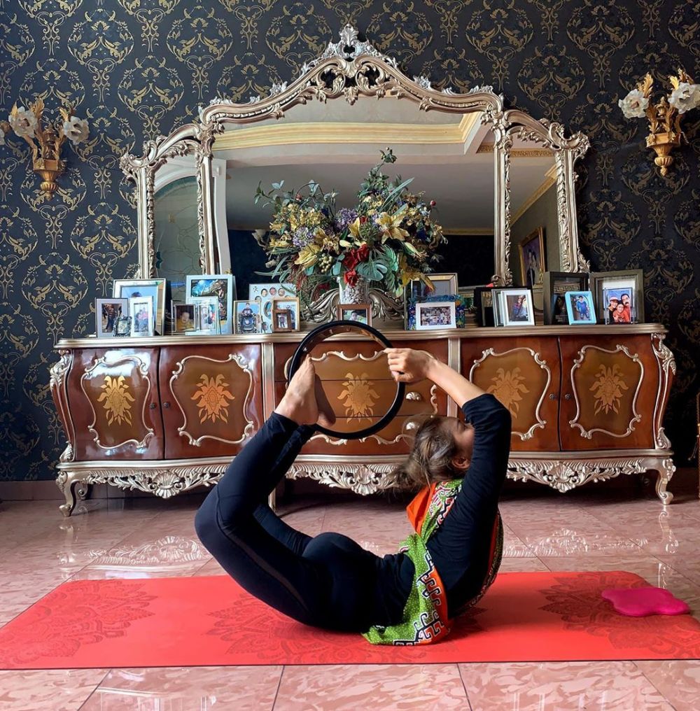 10 Pose yoga ala Inul Daratista, tetap sehat meski di rumah