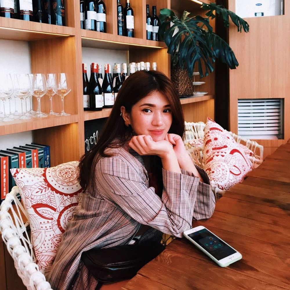 7 Pesona Melly Krista, cewek yang wajahnya disebut mirip Han So-hee