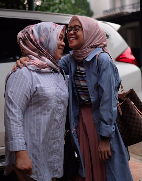 Jarang tersorot, ini 7 potret kedekatan Lesty Kejora & ibunda