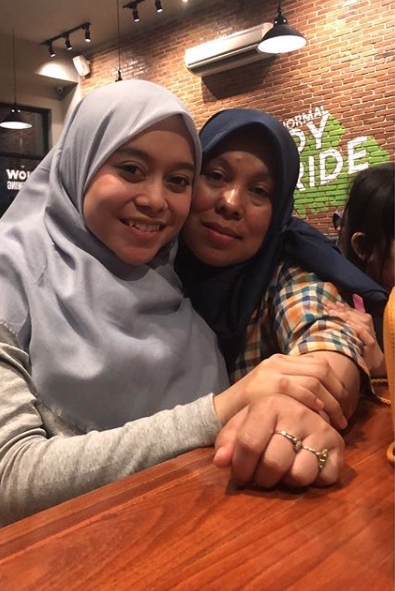 Jarang tersorot, ini 7 potret kedekatan Lesty Kejora & ibunda