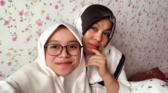 Jarang tersorot, ini 7 potret kedekatan Lesty Kejora & ibunda