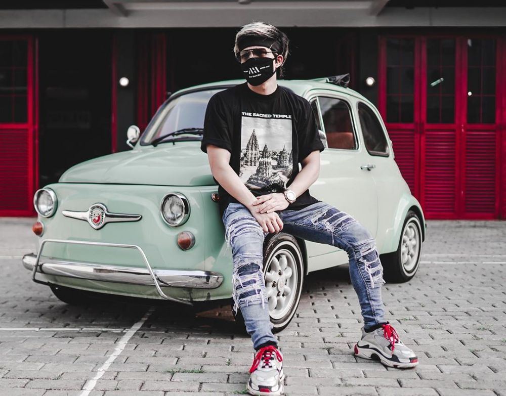 10 Gaya nyentrik selebriti memakai masker saat pandemi, curi perhatian