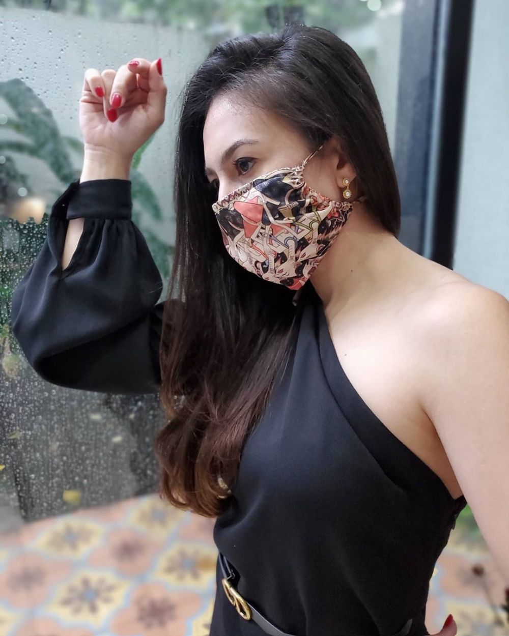 10 Gaya nyentrik selebriti memakai masker saat pandemi, curi perhatian