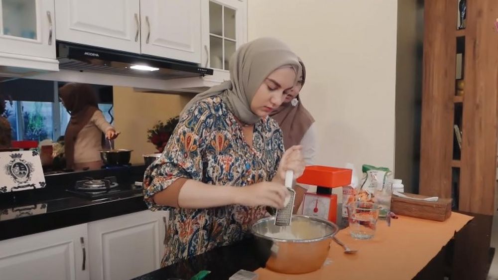 7 Momen seru Irish Bella buat kue nastar, hasilnya bikin ngiler