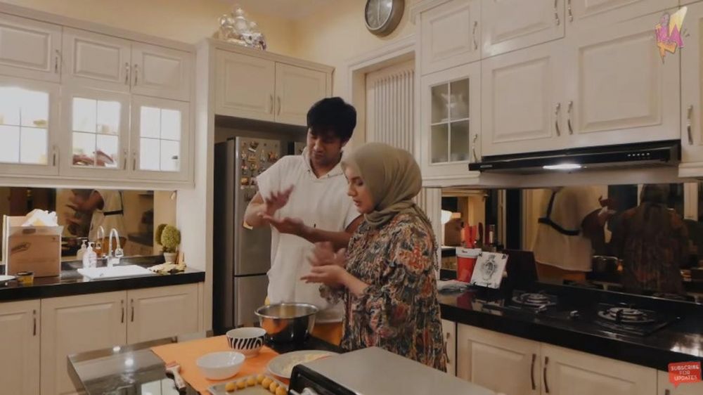 7 Momen seru Irish Bella buat kue nastar, hasilnya bikin ngiler