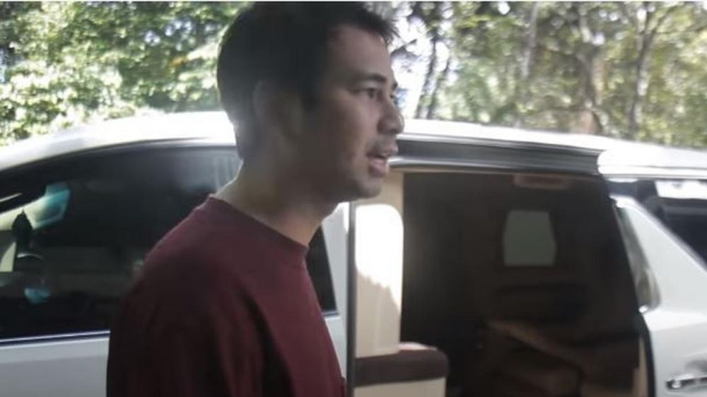 5 Potret mobil mewah Raffi Ahmad, biasa jadi ruang ganti