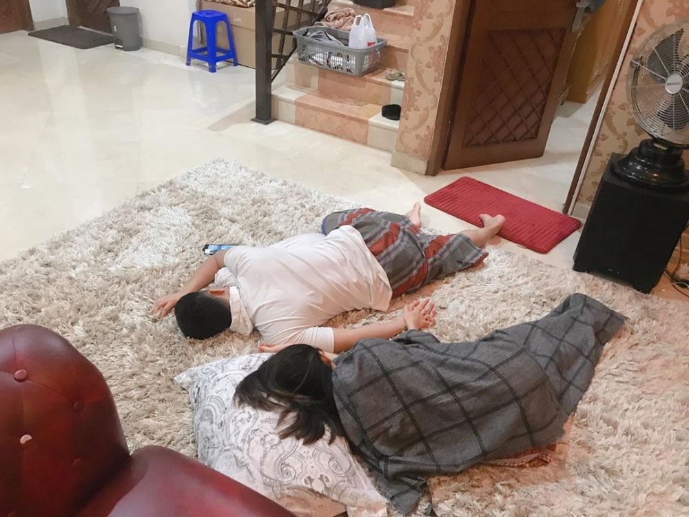 Momen Zaskia Gotik dan suami tidur di lantai ini bikin baper