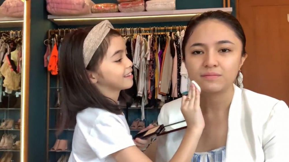 6 Momen seru Sienna Ameerah dandani Marshanda