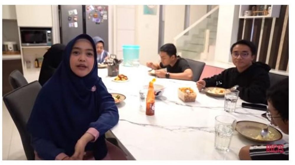 6 Momen seru Ria Ricis makan sahur bareng Taqy Malik
