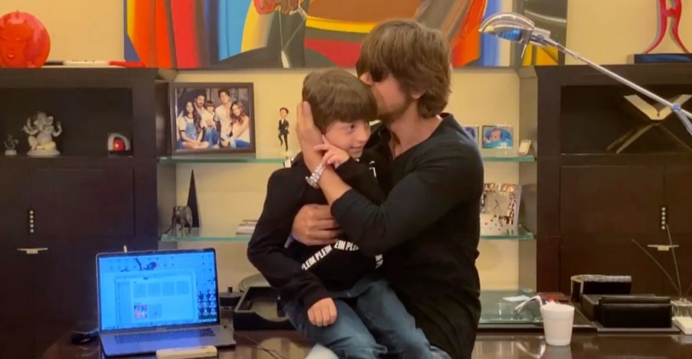 6 Momen menggemaskan AbBram ikut Shah Rukh Khan konser