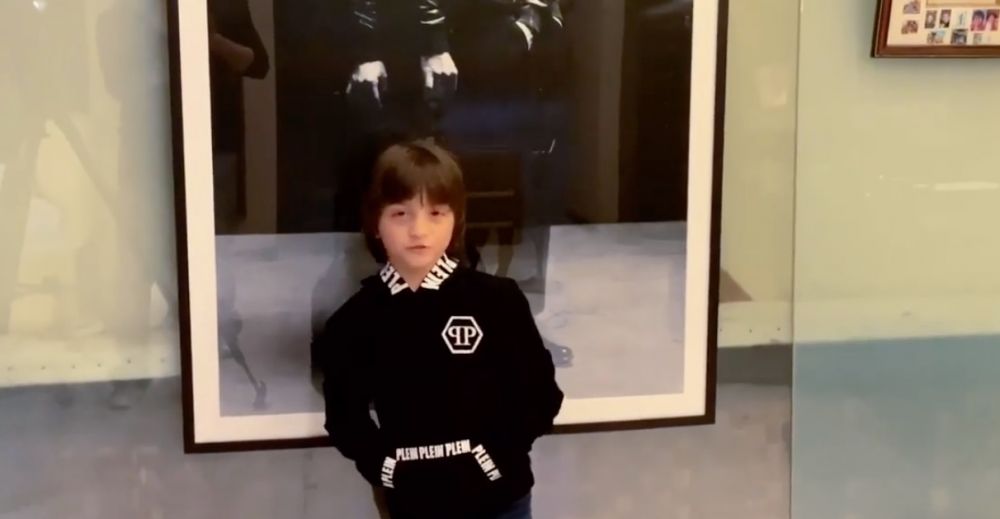 6 Momen menggemaskan AbBram ikut Shah Rukh Khan konser