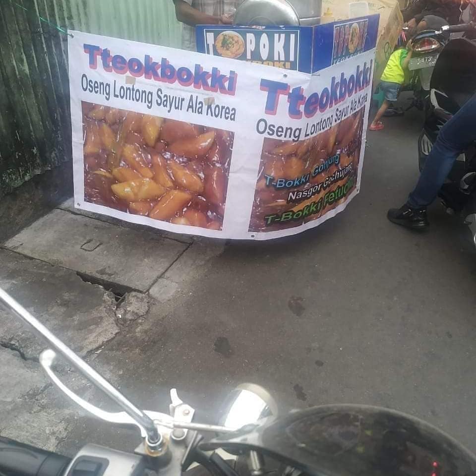 10 Potret nyeleneh suka-suka pedagang ini bikin tepuk jidat