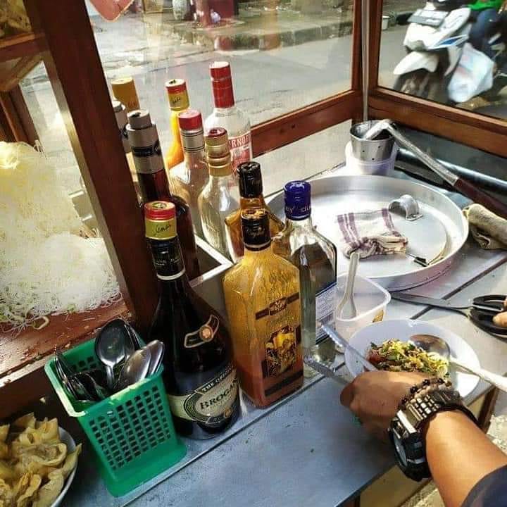 10 Potret nyeleneh suka-suka pedagang ini bikin tepuk jidat