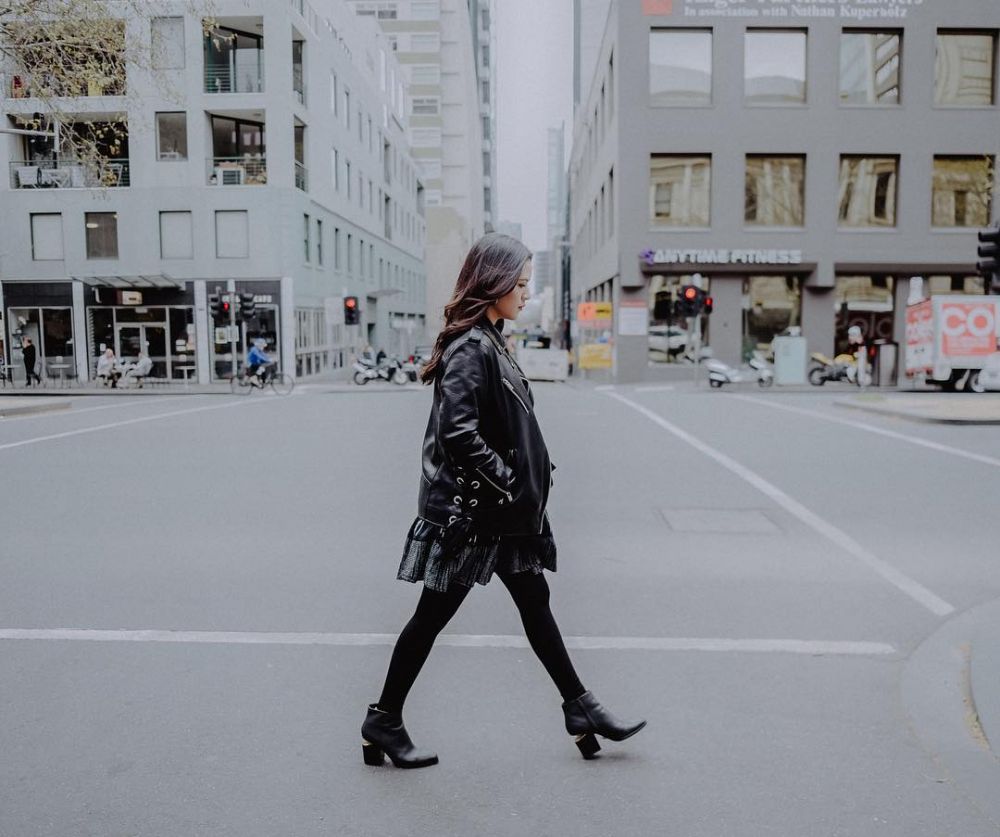 Beda gaya 8 seleb padu padankan jaket kulit, stylish abis