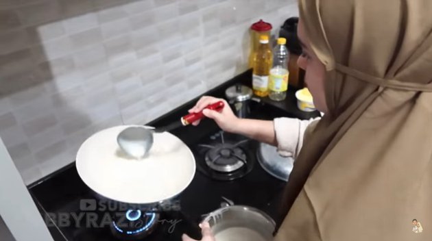 Pengantin baru, ini 8 momen Vebby Palwinta masak sahur untuk suami