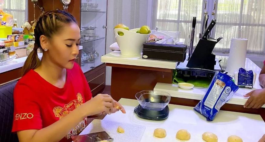 8 Gaya Inul Daratista saat masak, stylish dengan rambut kepang