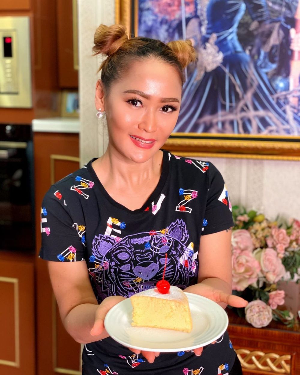 8 Gaya Inul Daratista saat masak, stylish dengan rambut kepang