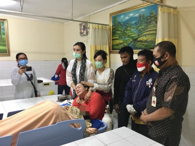 5 Potret ketegaran Yan Vellia usai Didi Kempot meninggal, haru
