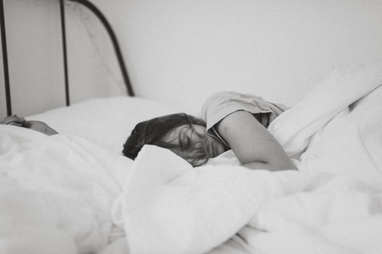 6 Tips mengatasi tidur mendengkur, posisi tidur hingga pola makan