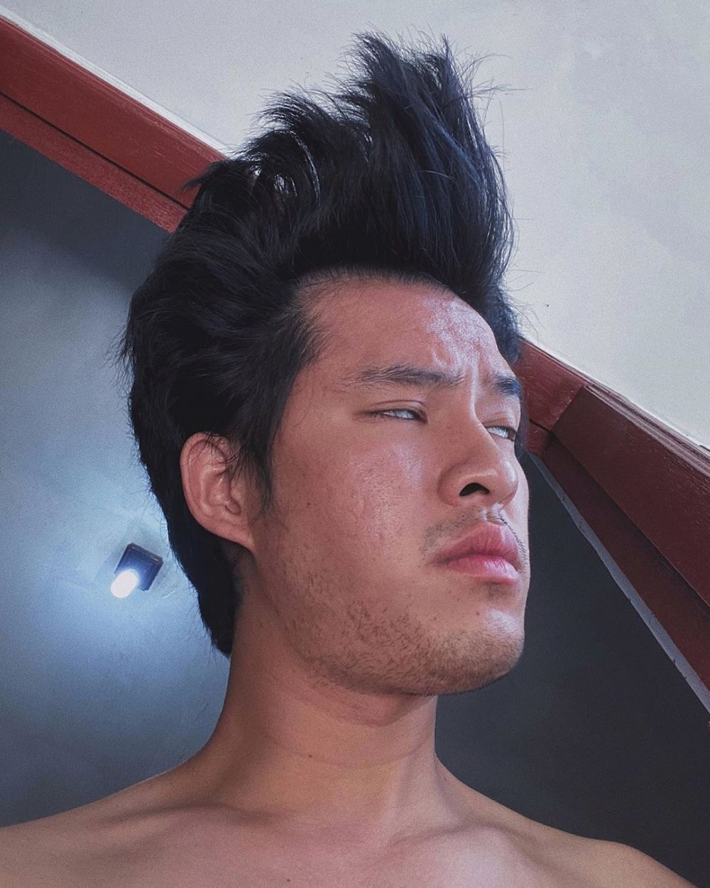 7 Potret Morgan 'Smash' saat karantina di rumah, paras jadi sorotan