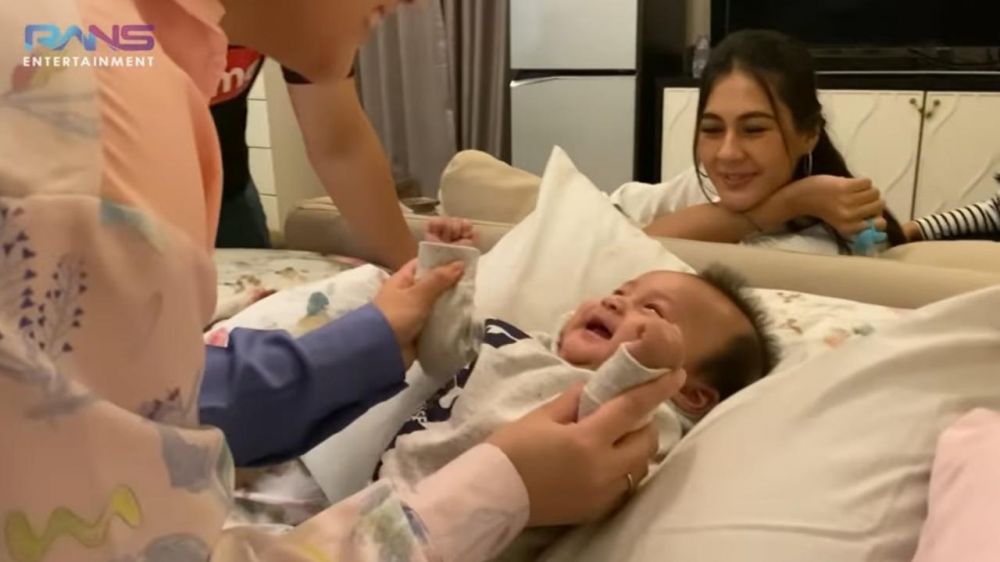 10 Momen Nagita Slavina momong baby Kiano, penuh kasih sayang