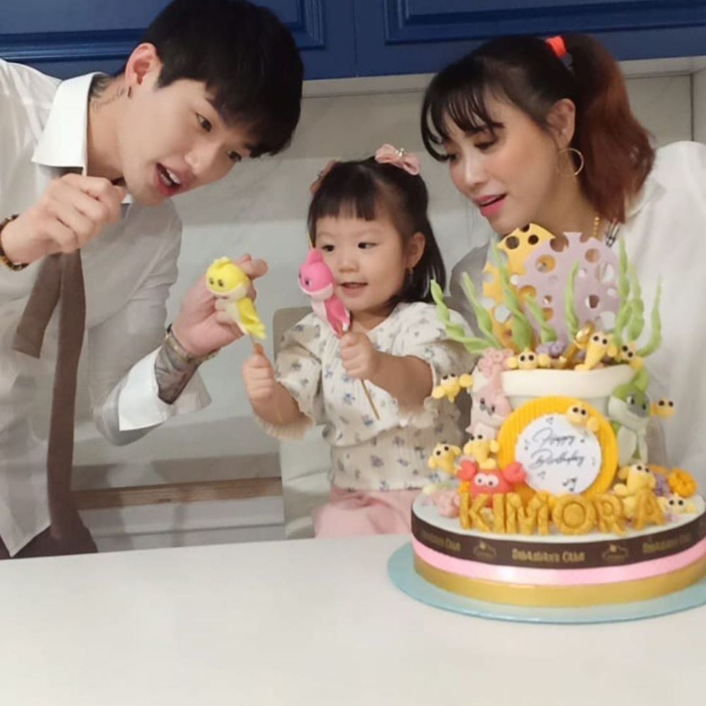 8 Momen perayaan ultah ke-2 anak pertama Lee Jeong Hoon