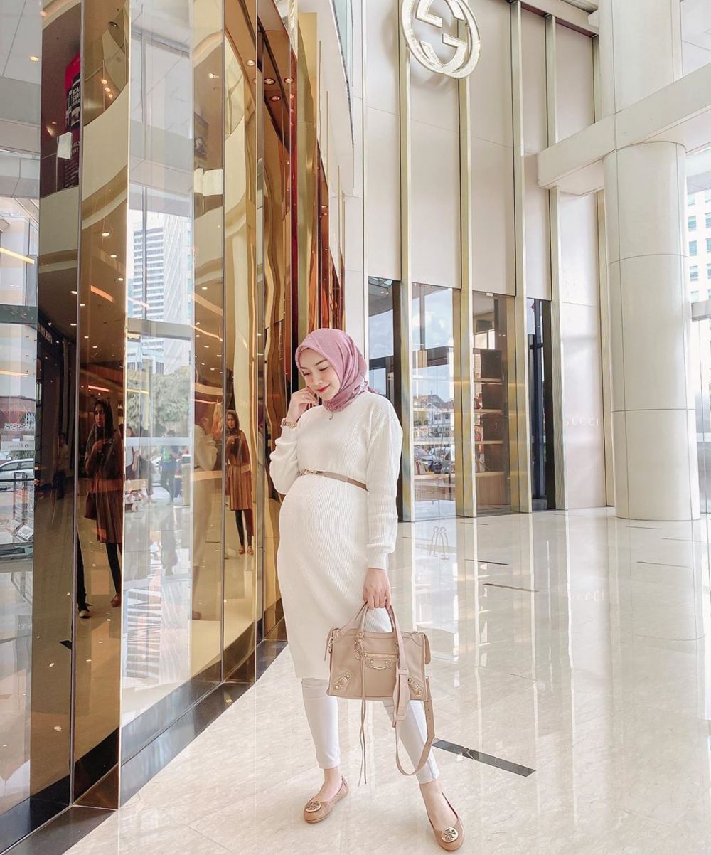 10 Ide outfit hijab bernuansa pastel ala Melody Prima, stylish