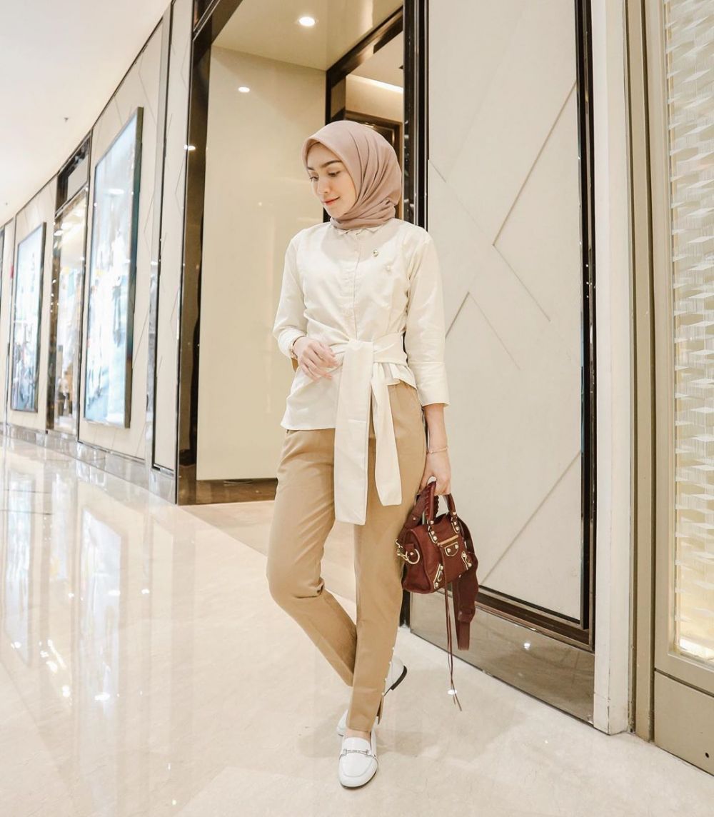 10 Ide outfit hijab bernuansa pastel ala Melody Prima, stylish