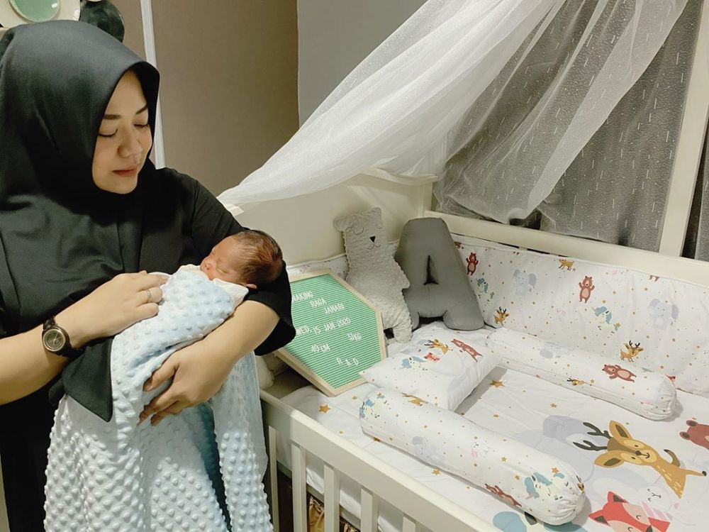 Jadi ibu baru, ini 6 momen Risa Saraswati momong anak