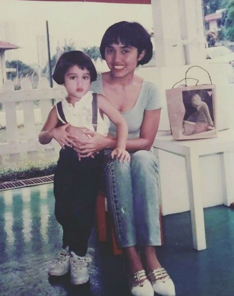 8 Potret masa kecil Cinta Laura bersama ayah bundanya, imut abis