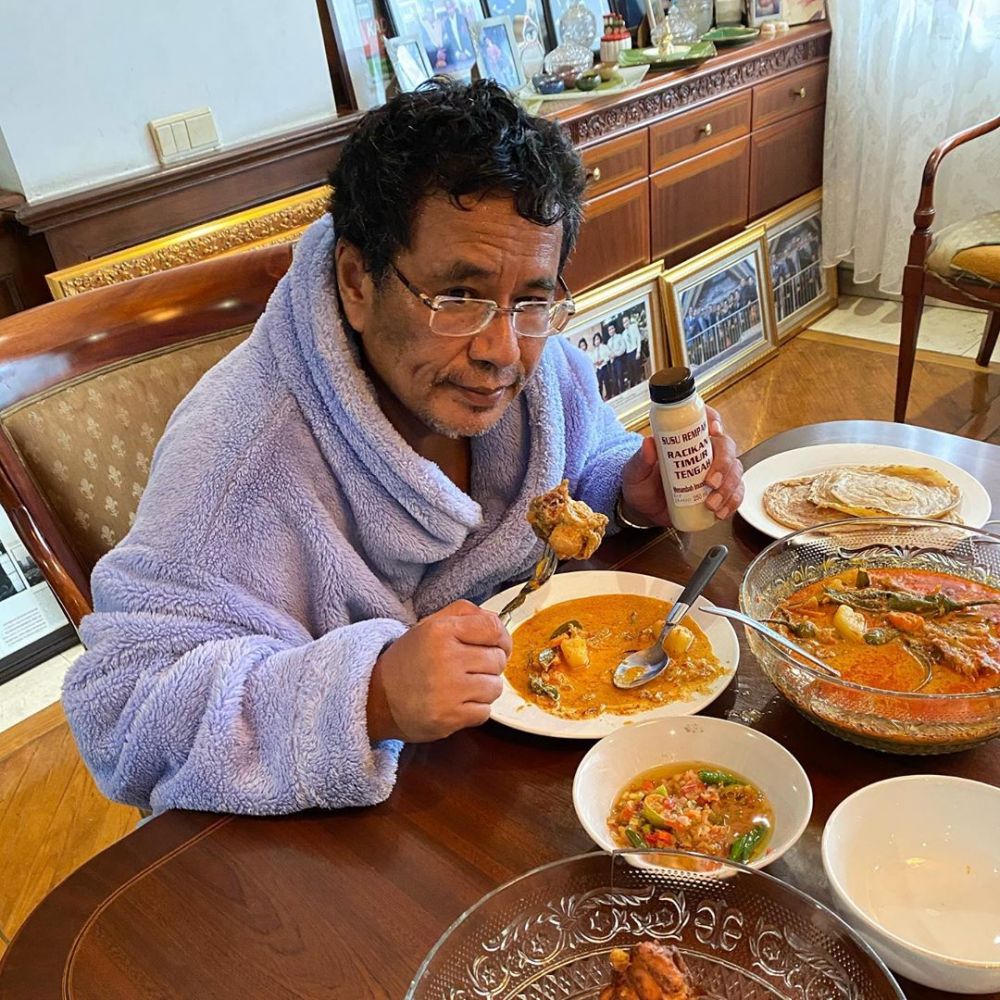 7 Potret perubahan seleb usai sebulan di rumah, kumisan & brewokan