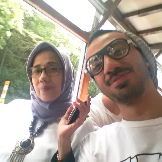 7 Momen Reza D'Academy dengan sang ibu yang awet muda